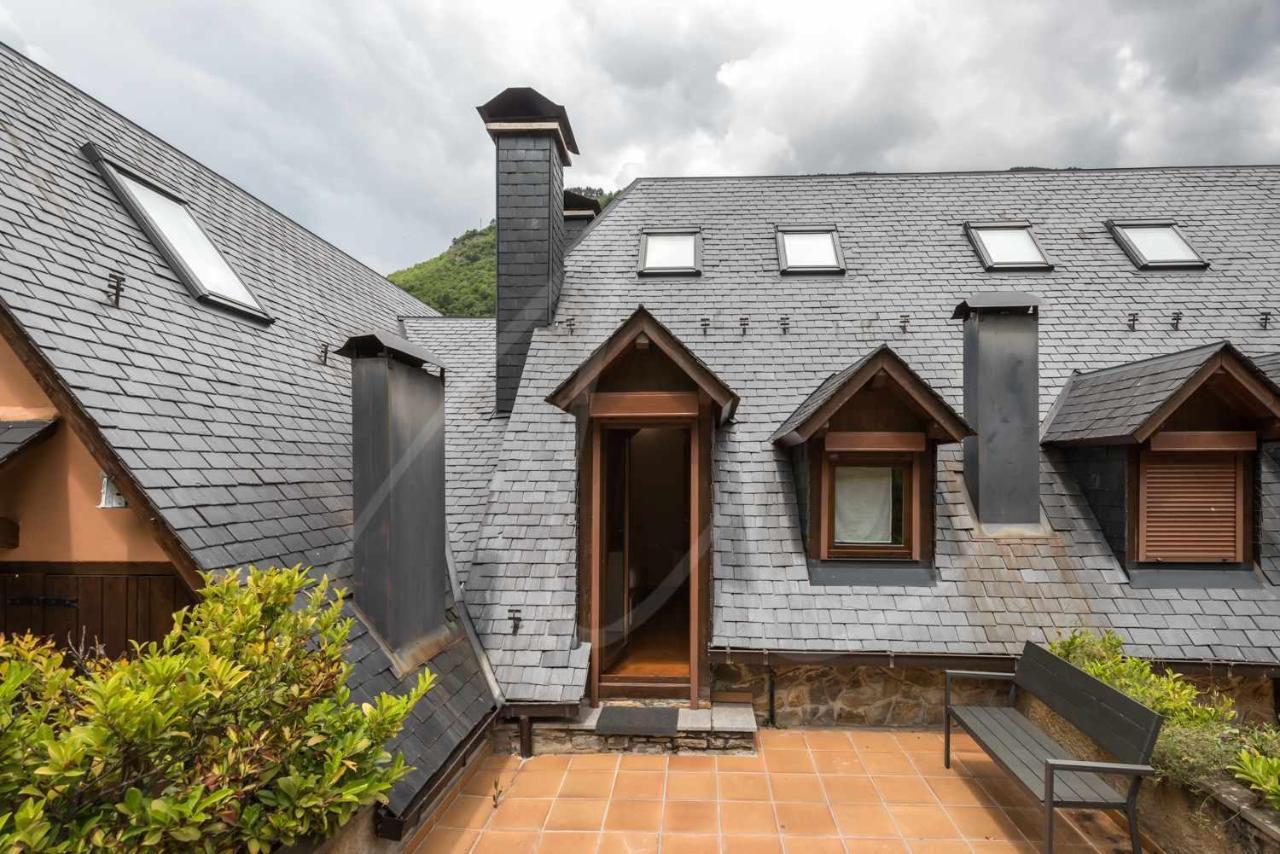 Casa Artiga De Lin By Seamount Rentals Les Bordes Kültér fotó