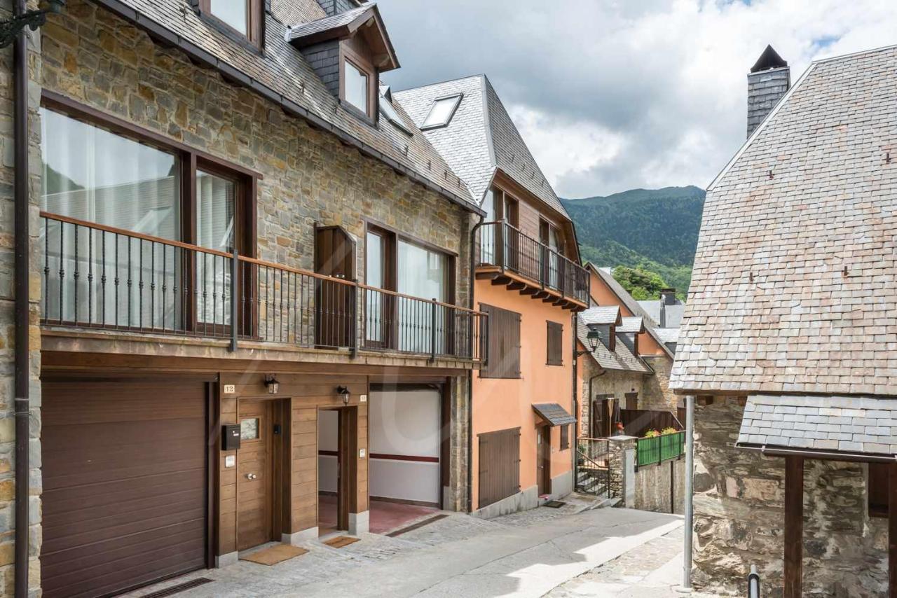 Casa Artiga De Lin By Seamount Rentals Les Bordes Kültér fotó